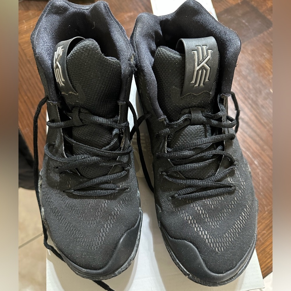 Men’s Nike Kyrie 4s Size 9.5